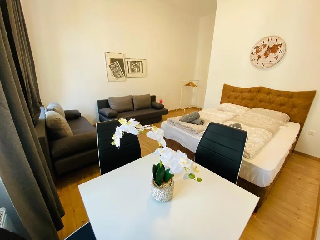Quad-Room Near Prater Stern Vienna 0*,